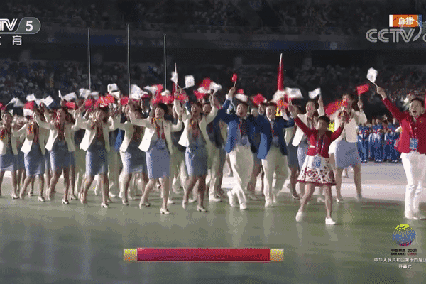 14岁全红婵成带头大姐！狂吃肉食补体能，率广东队入场时气场太强