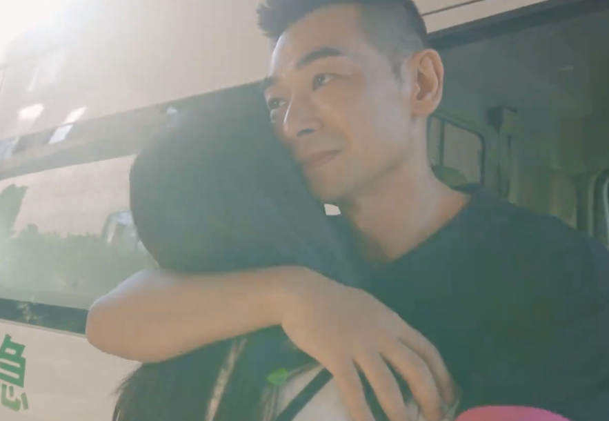 赵文卓与女儿同框飚热泪，机场匆匆见面就分开，49岁硬汉也很柔情