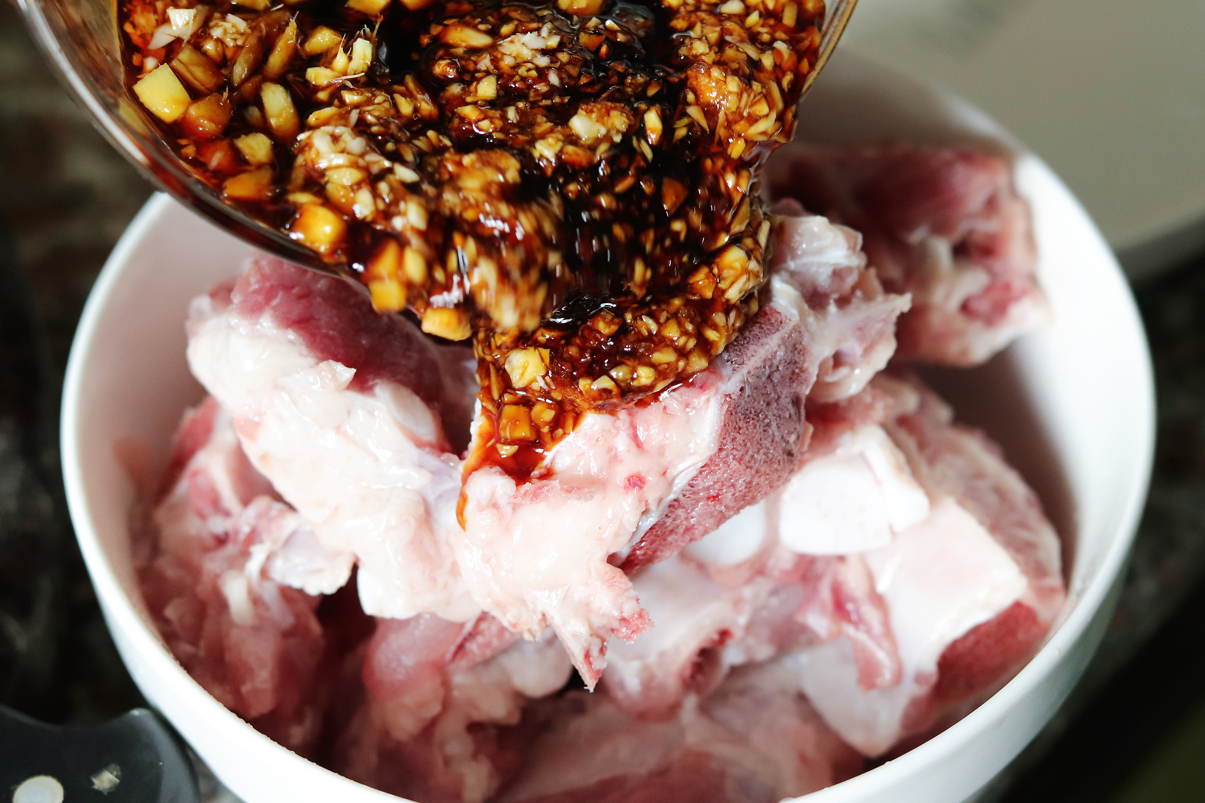 1斤排骨、2頭大蒜，丟進電飯鍋裡，出鍋沒想到如此美味，真饞人