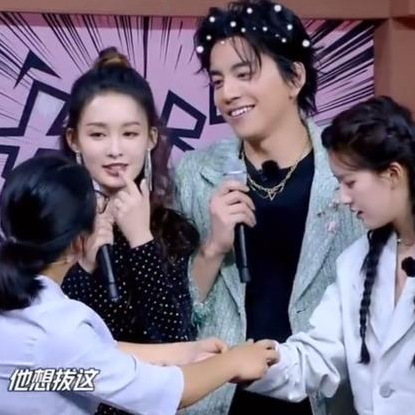 王大陆继拔火罐式热吻后，又强迫李沁露美背，李沁用妙招"报复"