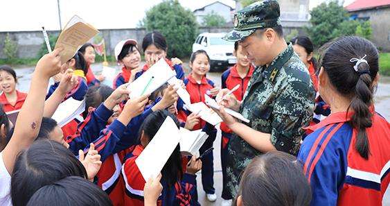 真正要追的星！小学生围着武警叔叔要签名，赠送活动秒变追星现场