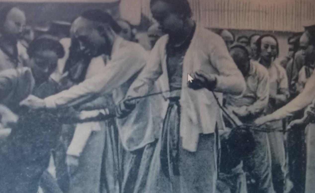 英国人目睹清朝刑场砍头，看到围观群众在欢呼