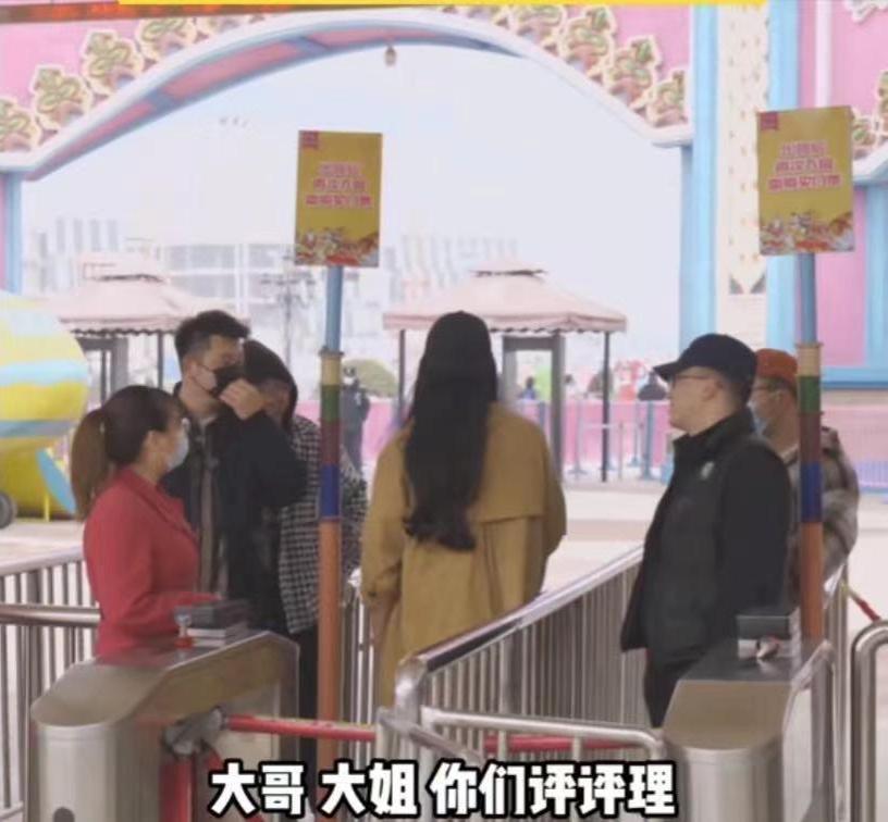 西安一男子穿女装混入游乐场，只为享受妇女节半价，景区无奈放行