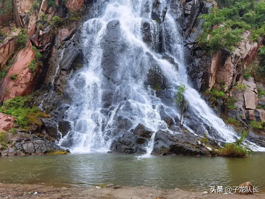 无门票，青山怀抱里的溪流瀑布，玩水摸鱼清凉一夏