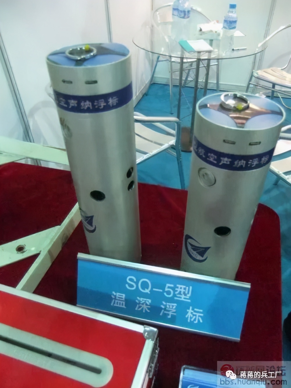 空潜200巡逻机空投航空自导深弹和声呐浮标抓潜艇，数量众多