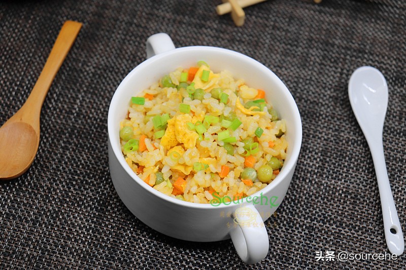 蛋炒飯時多加一步，米飯變金黃色，粒粒分明潤而不膩，出奇美味