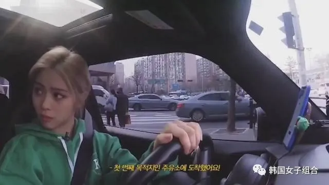 因为粉丝要看,就自己开车的这位女团爱豆,好帅啊