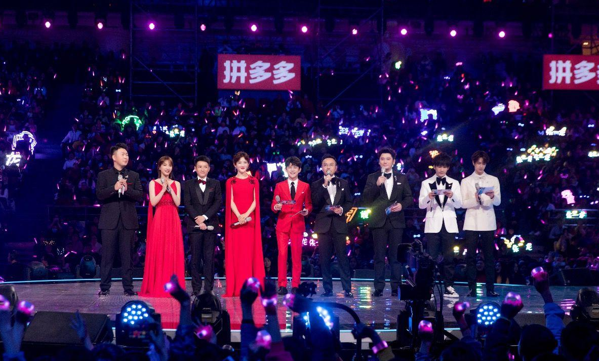 湖南春晚主持百态：吴昕浮夸，沈梦辰造型抢镜