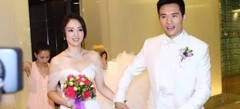 高云翔发文为女儿小酒窝庆生，为求董璇复婚大