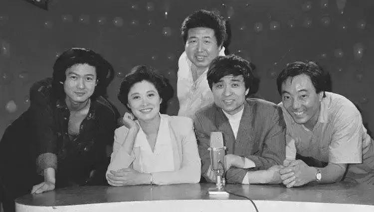 “国民大姐”敬一丹：嫁亿万富商，结婚40年，女