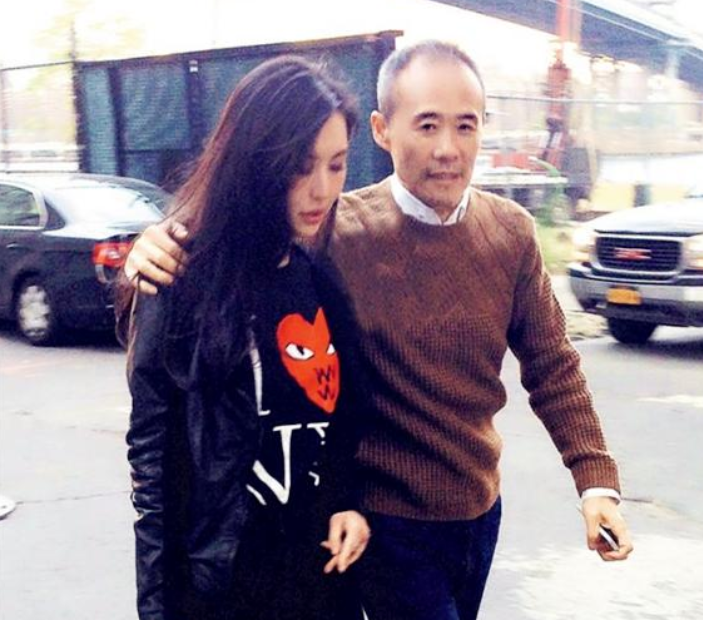 70岁王石身材消瘦撑不起衬衣！携田朴珺与友聚餐，娇妻保养似少女