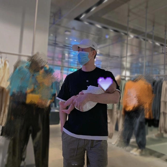 萌出血！林峯老婆晒女儿萌态，不满1岁小公主自己吃饭糊满全身