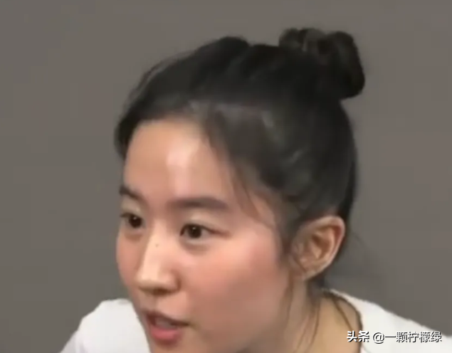 劉亦菲聽導(dǎo)演話，全程素顏試鏡，美顏濾鏡都沒開，這才是真實(shí)狀態(tài)