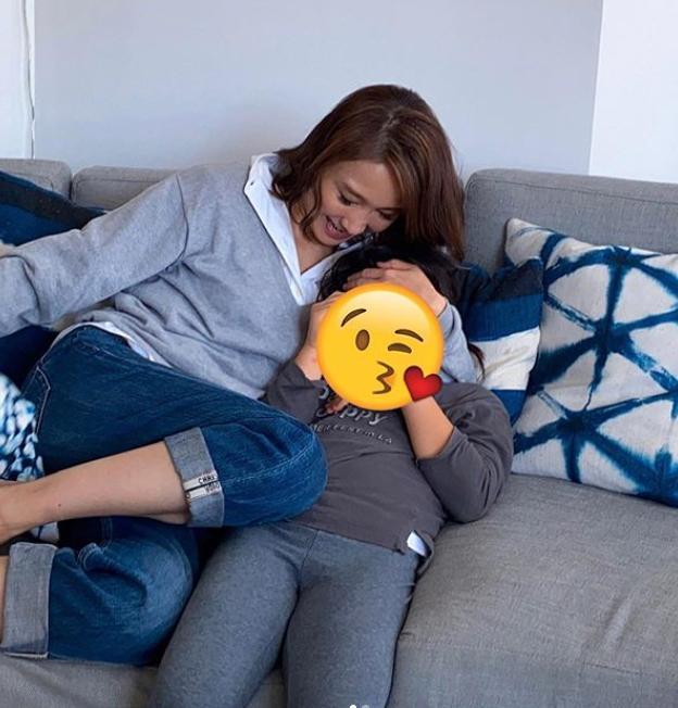 黎姿儿童节野外运动，三个女儿爬树身手敏捷，