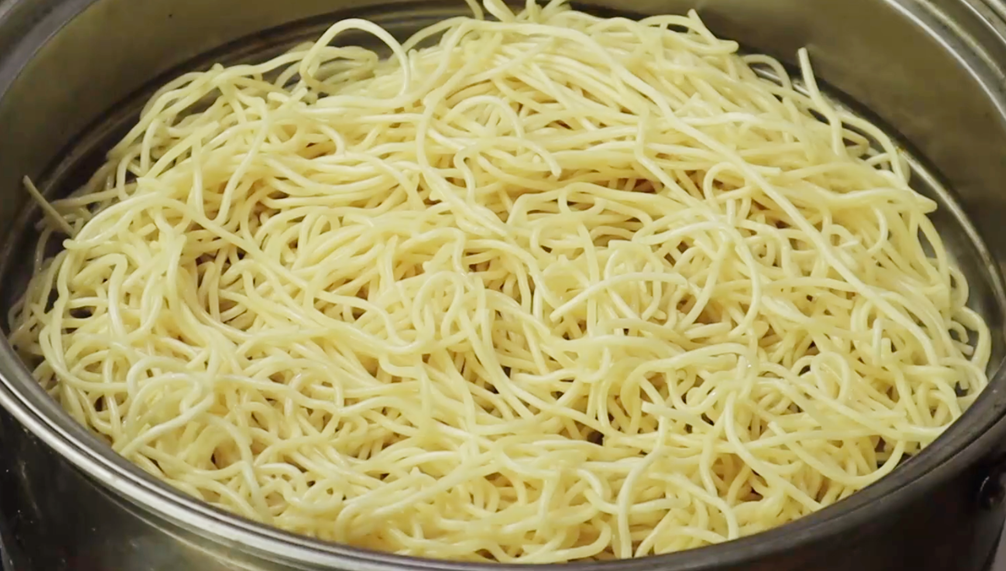 兩個洋蔥1斤麵條，直接丟進鍋裡，出鍋比吃紅燒肉還解饞，真好吃