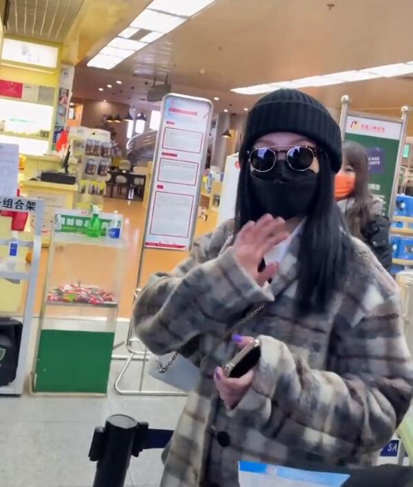 張韶涵露天商演致交通癱瘓，歌唱一半被強行拉走，向觀眾鞠躬道歉