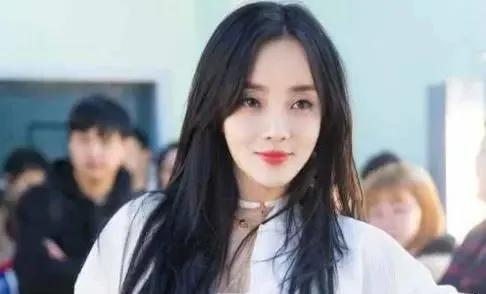 李小璐晒出旗袍母女照，庆祝甜馨8岁生日：长大后，我就成了你