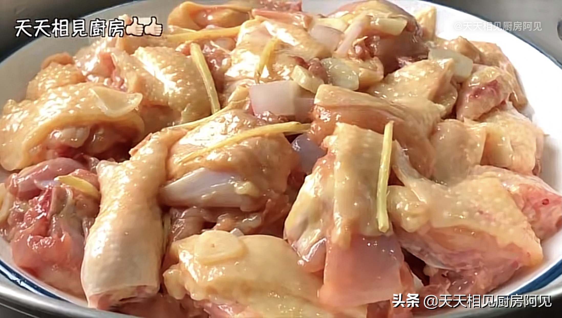 清蒸雞就是這麼簡單，做法步驟都在這，雞肉嫩滑，每次一隻不夠吃