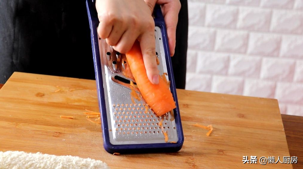 很多人說雞胸肉吃著柴，那是你不會做，配上胡蘿蔔，做成雞肉餅