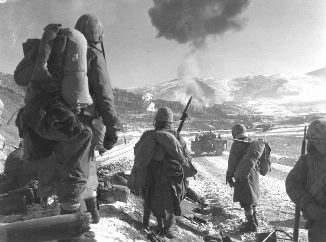 志愿军穿上英军衣服指挥美军战机，对着周围英