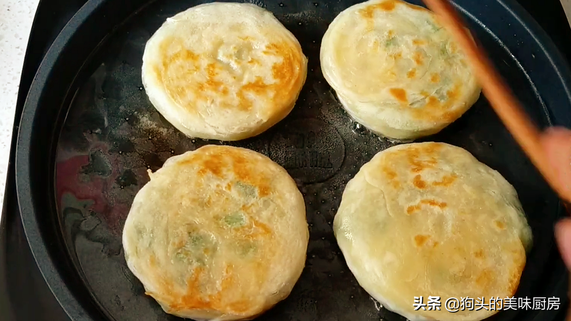 蔥油餅這樣做才外酥裡軟，和麵很關鍵，做對了比手抓餅還好吃