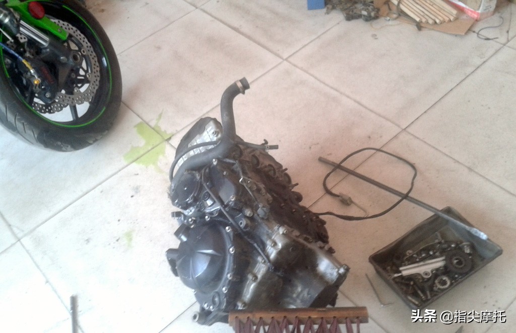 摩托车发动机进水维修视频 大排摩托车川崎zx 6r建议机漏油 看能手全图培修历程 摩托发动机 发动机知识大全网 发动机基本结构 新型发动机