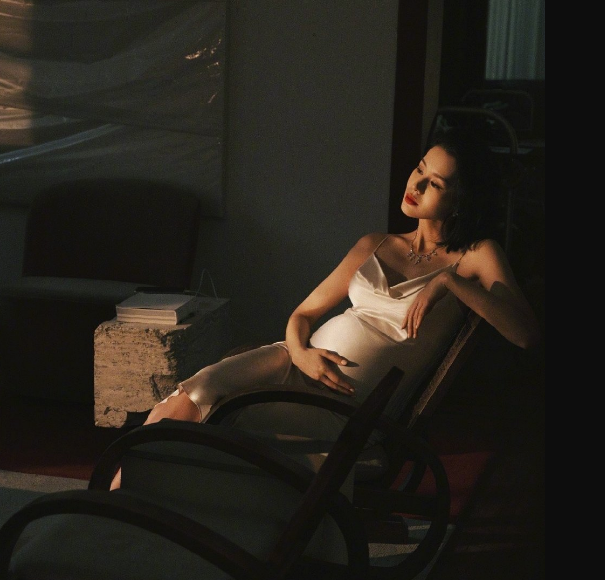 胡杏兒分享母子對話，奕霖親吻媽媽孕肚放言要爭寵，童言童語超萌