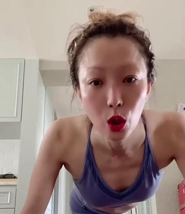 郑秀文深夜化浓妆吃夜宵，被指减肥瘦脱相，网