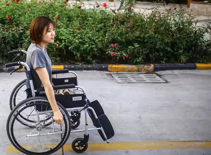 3岁车祸截肢，又遭父母遗弃，31岁的她靠直播逆