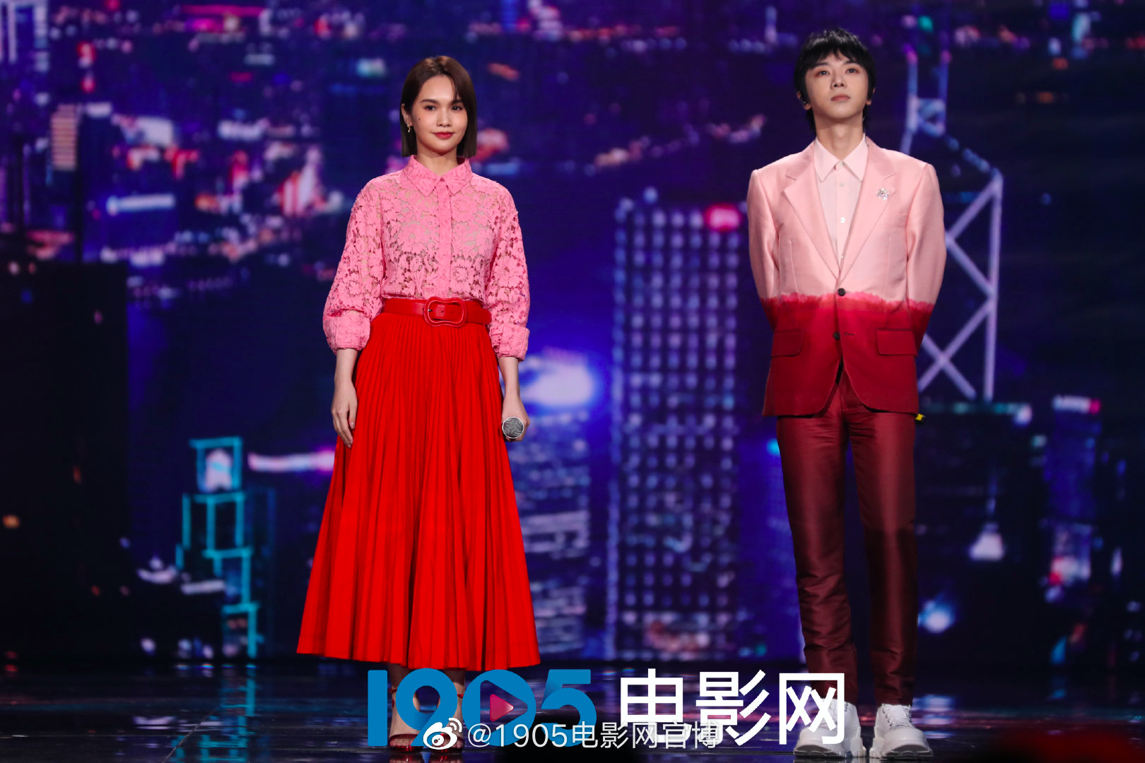 大湾区中秋晚会：温碧霞露肩撩人，赵丽颖又仙又欲，舒淇惊艳全场