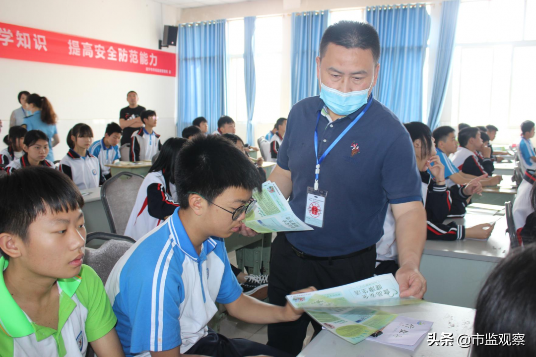 遂宁市市场监管局开展城乡接合部假冒伪劣商品辨假识假和校园食品安全​宣传活动