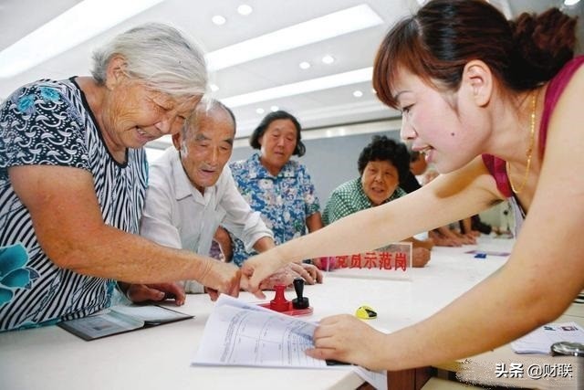 2021年，养老金17连涨稳了！4月底出台相关政策，涉及到上亿老人