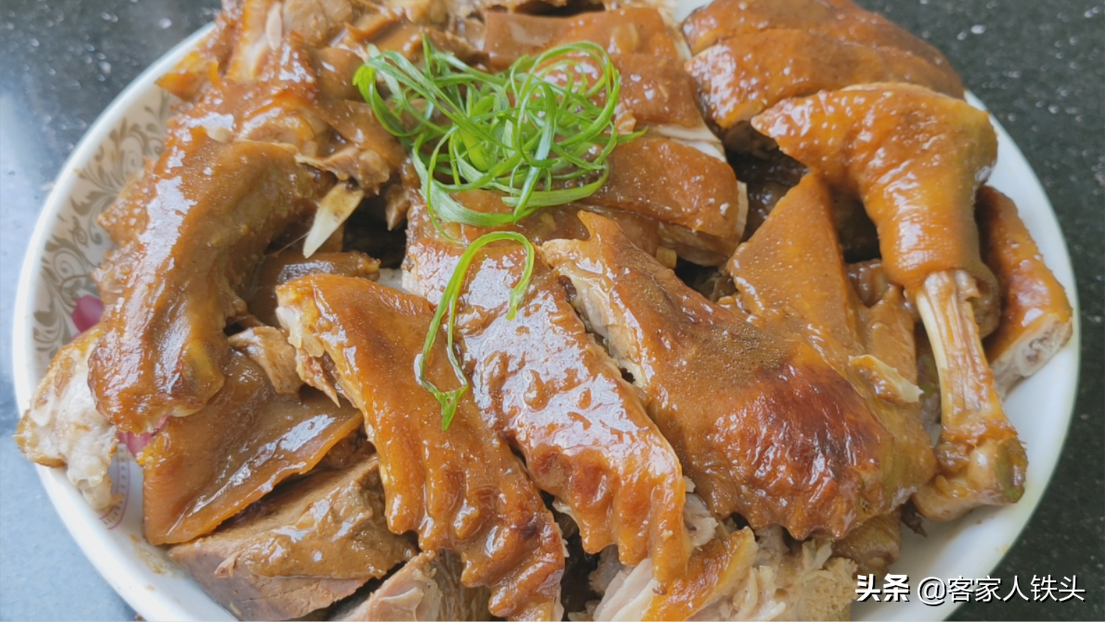 中秋节待客，试试鸭肉一个特色做法，传统味道酱香十足，漂亮好吃