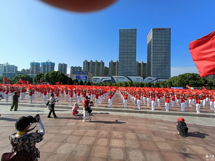 舞动湘潭”万人同跳大型排舞展演湘潭主会场启动活动圆满成功