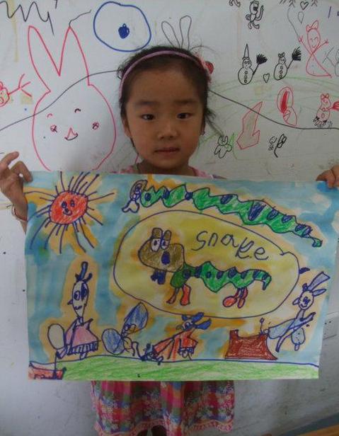 5歲女兒畫「蛇」得獎，媽媽還沉浸在喜悅中，閨蜜卻說：趕緊報警