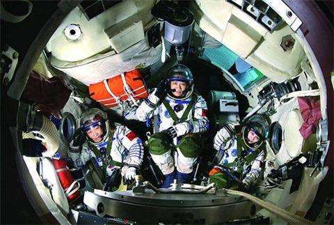 为什么宇航员在发射之前的火箭中要躺着，如果