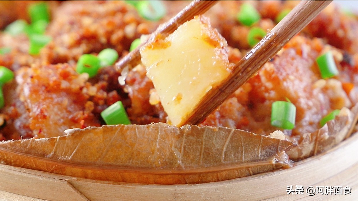 把五花肉放鍋中蒸一蒸，教會你，一層比一層好吃，年夜飯待客有面