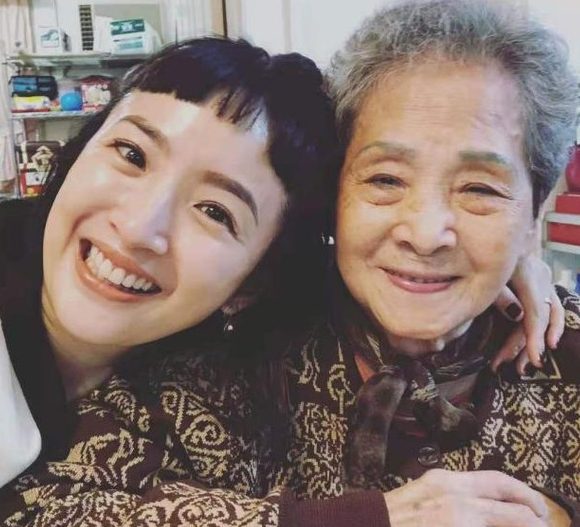 賈靜雯夫婦和林依晨過情人節，林依晨近照變化大，她老公罕見現身