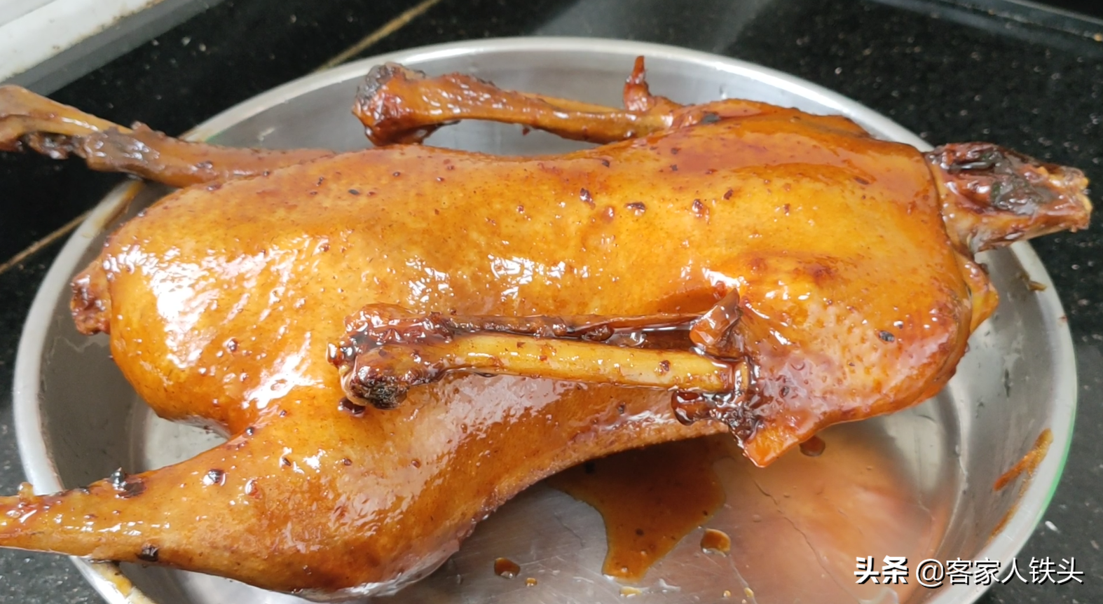 廣東人愛吃的碌鵝：教你家常做法，配料簡單步驟少，1大隻不夠吃