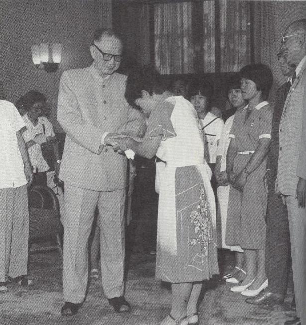 1980年，聂荣臻接见一47岁日本妇女，为何妇女下跪喊“父亲”？