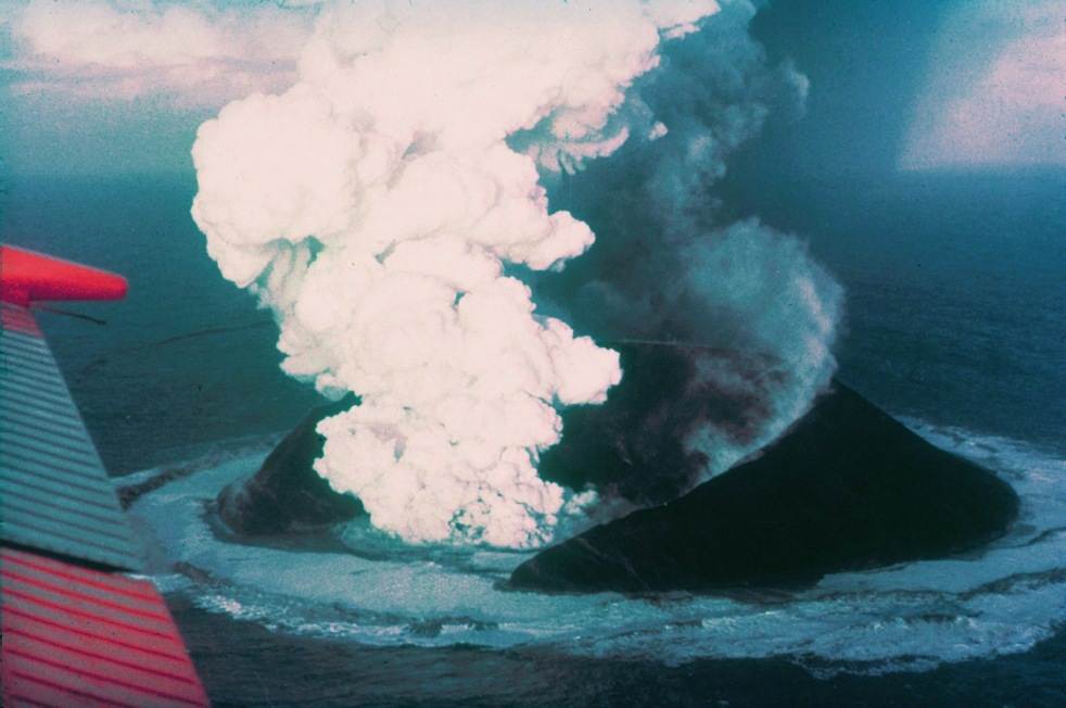 海底火山在海洋中噴發(fā)，為什么海水無法澆滅？專家：兩者原理不同