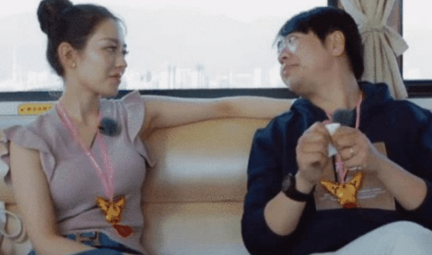 吉娜“珍珠腋窝”有多撩?看她身穿无袖衣的样
