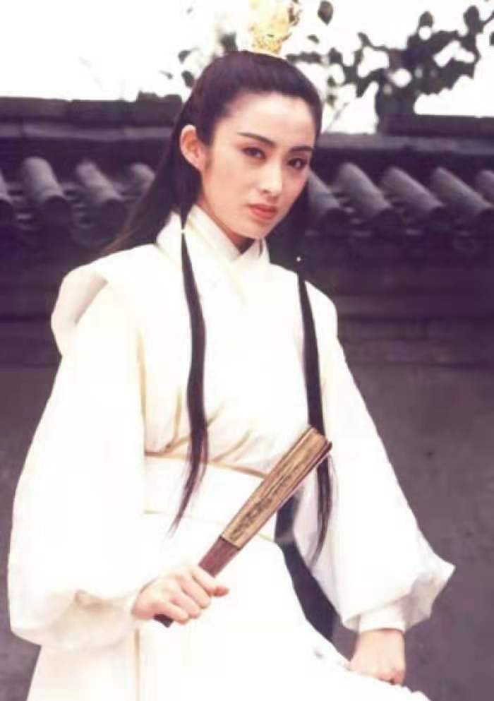 53岁张敏重现经典古装造型，一袭白裙身材超好，网友：永远的女神