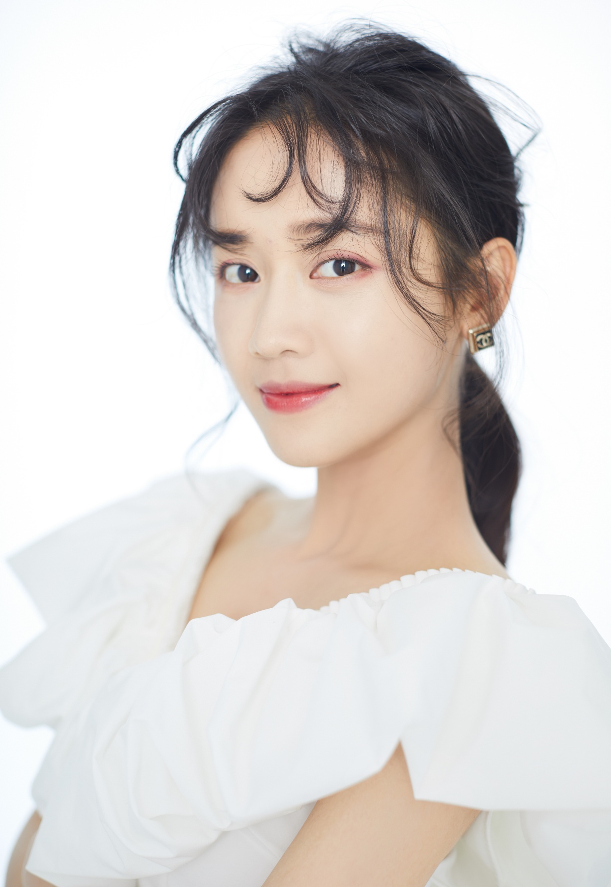 郑湫泓元气夏日写真上线 新剧《玉楼春》热播姚滴珠三观获赞