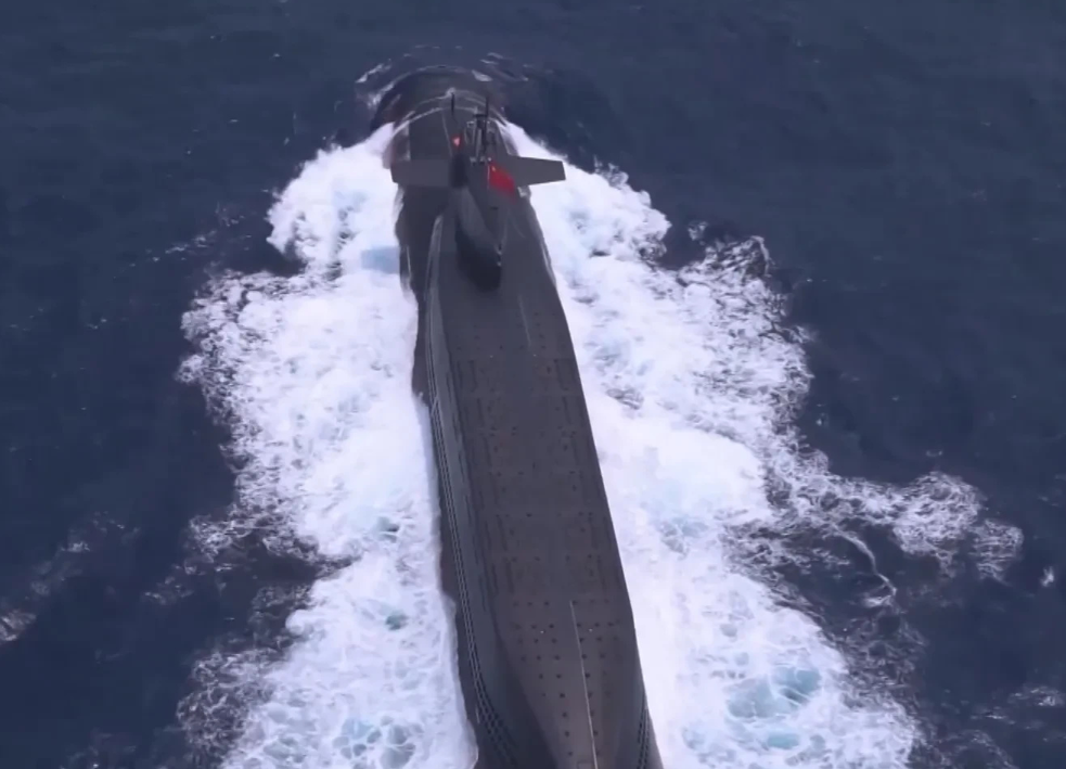 �״����࣬�����ҹ����ˮƽ�ĳ���18�ź�Ǳͧ��ͬ���������Σ�