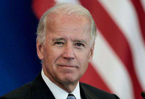 美国民众直接愤怒了！近10万人丧生后，特朗普竟