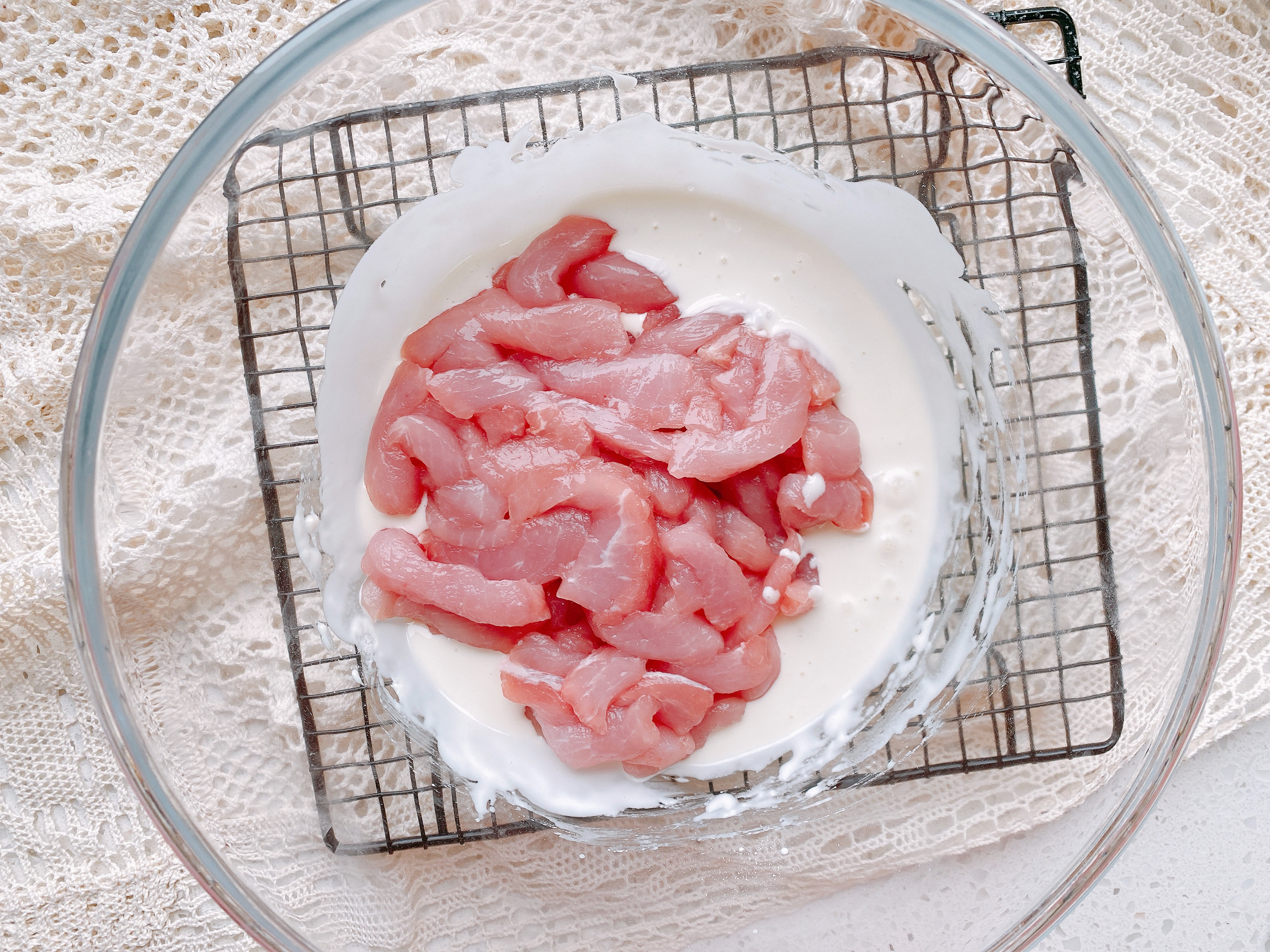 年夜飯必備糖醋里脊，萬能糖醋汁和掛糊技​​巧分享給你，酥脆不回軟