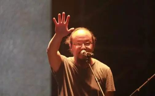 窦唯：王菲倒追的男人，为何2006年点燃汽车，说