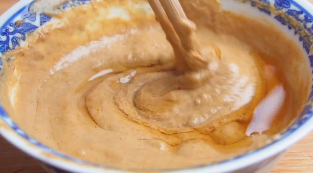 調芝麻醬時，不要馬上加水調，大廚教你一招，細膩爽滑吃起來更香