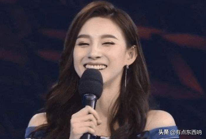 她是央视美女主持，18岁走秀泳裤掉落，淡定走完全程后走红